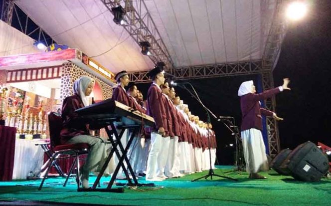 
					Inilah paduan suara binaan Heni Setiani dan Abdul Aziz, yang merupakan guru seni dan SMAN 5 Depok. 