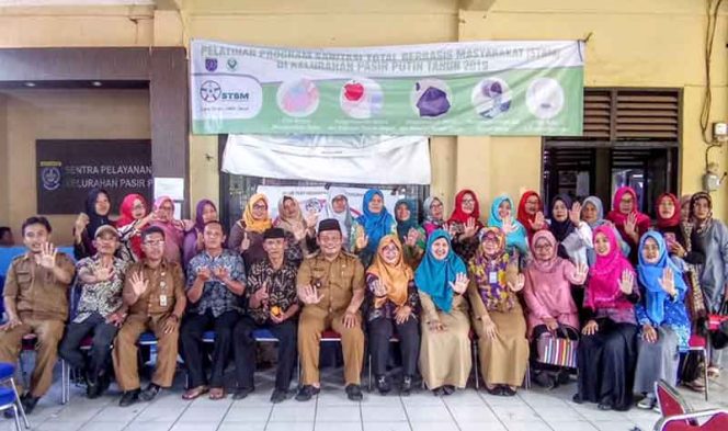 
					Lurah Pasir Putih, Ahmad Rifai bersama perwakilan peserta penyuluhan STBM dan narasumber foto bersama sebelum acara.  