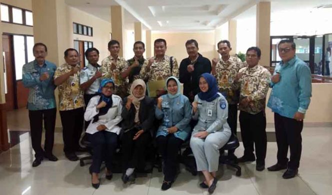 
					Kantor Pusat Pengelolaan Pendapatan Daerah (PPPD) Jawa Barat Cabang Wilayah Kota Depok melakukam koordinasi dengan berbagai pihak untuk menyukseskan program Bebas Denda Pajak Kendaraan.