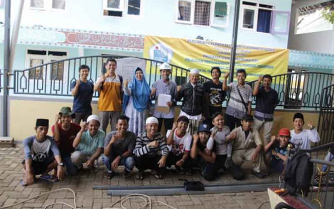 
					Suasana pelatihan keterampilan pengabdian masyarakat di Ponpes Manarul Huda, Kabupaten Bogor dilakukan dosen Jurusan Teknik Sipil Politeknik Negeri Jakarta. 