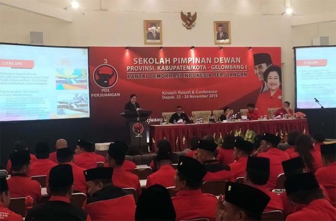
					Acara sekolah Partai tersebut dibuka langsung oleh Ketua Umum PDIP, Megawati Soekarnoputri.