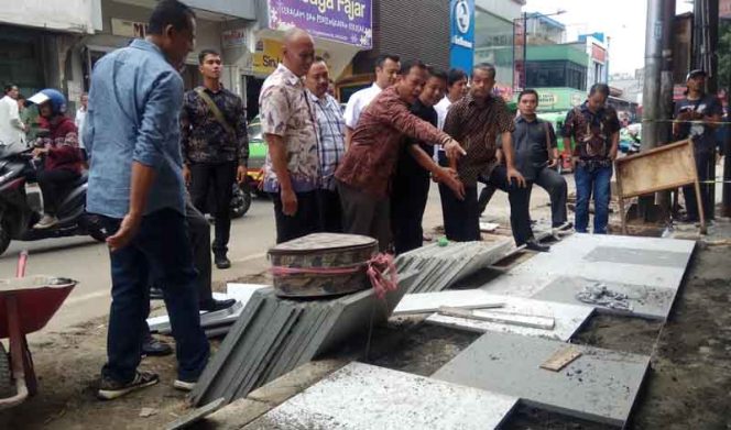 
					Komisi III DPRD Kota Bogor melakukan Inspeksi Mendadak (Sidak) pembangunan pedestrian di Jalan Suryakencana, Bogor Tengah, Kota Bogor.