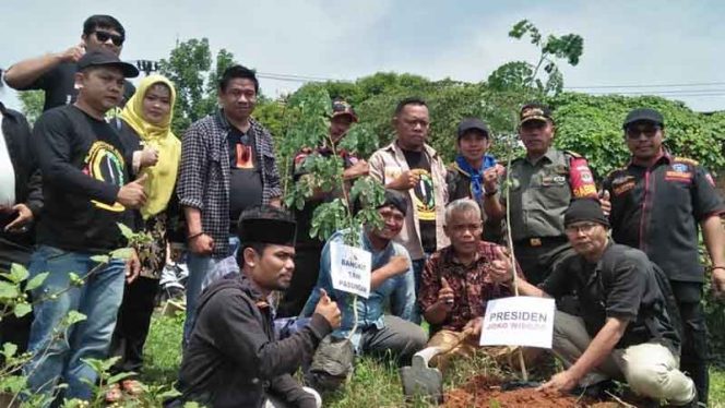 
					Sejumlah aktivis lingkungan bersama masyarakat Desa Burangkeng melakukan aksi menanam 1001 pohon.
