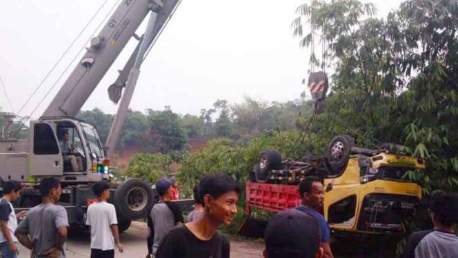 
					Truk Pengangkut Hasil Tambang Terjun Ke Jurang