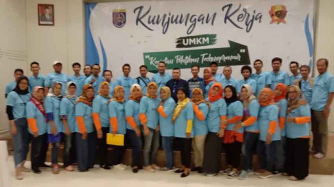 
					Pelaku UMKM se-Kelurahan Beji foto bersama usai mengikuti pelatihan tecnopreneur