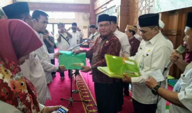 
					Ketua Baznas Depok, Encep Hidayat, secara simbolis menyerahkan SK Pengukuhan UPZ Sekolah di Masjid Balai Kota.