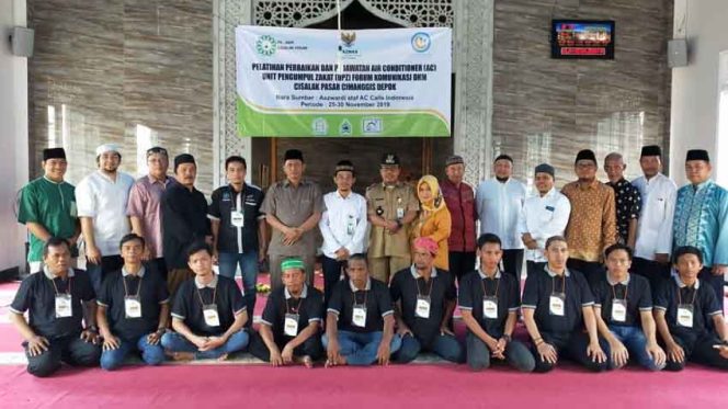
					Para anggota Unit Pengumpul Zakat (UPZ) Forum Komunikasi DKM Cisalak Pasar.
