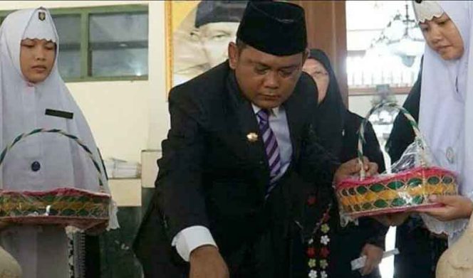 
					Bupati Bekasi Ziarah ke Makam KH. Noer Ali.