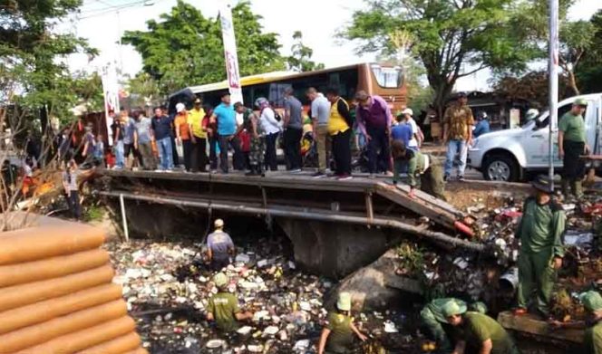 
					Sampah yang menumpuk di Kalibong, Kelurahan Bintara, Kecamatan Bekasi Barat, Kota Bekasi.