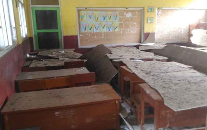 
					Reruntuhan plafon SDN Banyuresmi 01 yang ambruk.