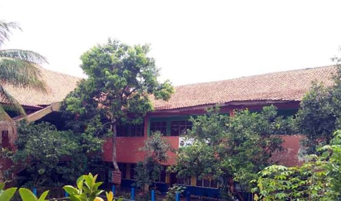 
					Inilah atap SDN Dewi Sartika 1,2 dan 3 yang tampak turun lantaran kropos pada bagan kuda-kuda.