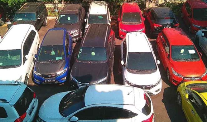 
					Sejumlah kendaraan roda empat yang merupakan sitaan di antaranya kasus First Travel dan Pandawa dipindahka dari kejaksaan di kawasan kota kembang, ke Jalan Siliwangi, kantor lama.