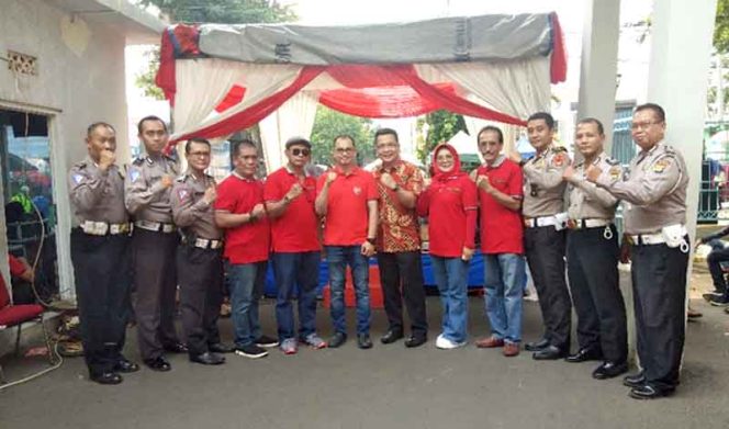 
					Aparatur Samsat Kota Depok pose bersama di kantor Samsat di wilayah Kecamatan Sukmjaya.