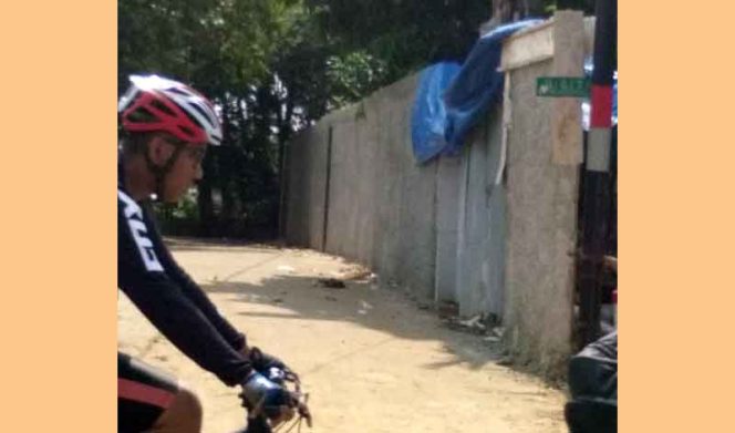 
					Inilah jalan yang diklaim tanah almarhum Nasidin Ali, orang tua Safrudin, mantan LPM Ratujaya yang terkena pelebaran jalan dan jembatan Dipo, Keluraha Ratujaya, Kecamatan Cipayung. 