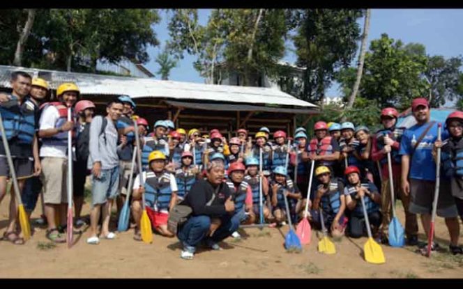 
					Puluhan Wartawan Ikuti Petualangan Arung Jeram Wisata Sungai Cisadane