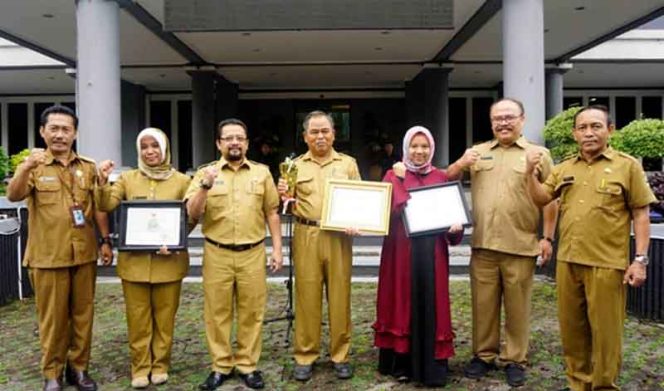 
					Firman Adam, Sekdisdik Jawa Barat (tiga kanan) bersama para guru berprestasi.