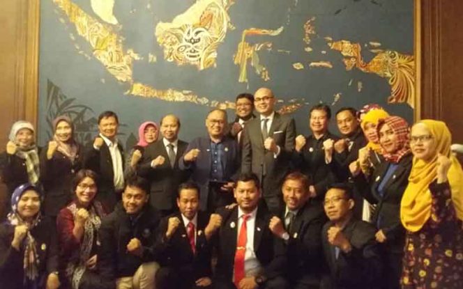
					Para guru SMK di Jabar mengikuti Diklat ke Prancis.