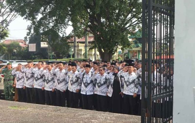 
					Para guru ziarah ke makam Pahlawan di Jalan Dreded terkait HUT-74 PGRI dan Hari Guru 2019.