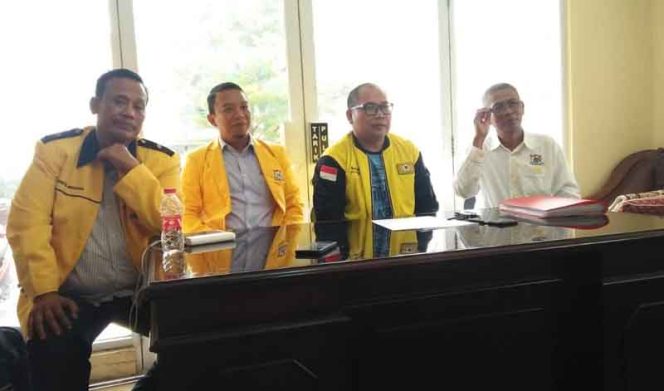 
					DPD Partai Golkar Kabupaten Bekasi menggelar konferensi pers perihal berita dugaan ijazah palsu Bupati Bekasi.