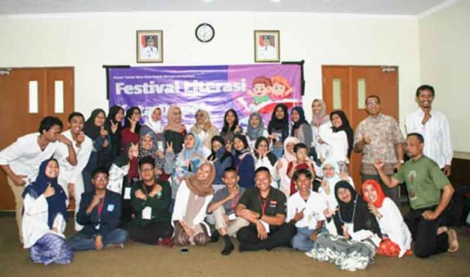 
					Sebanyak 25 pelajar dari berbagai sekolah foto bersama usai mengikuti worshop terkait karya tulis.