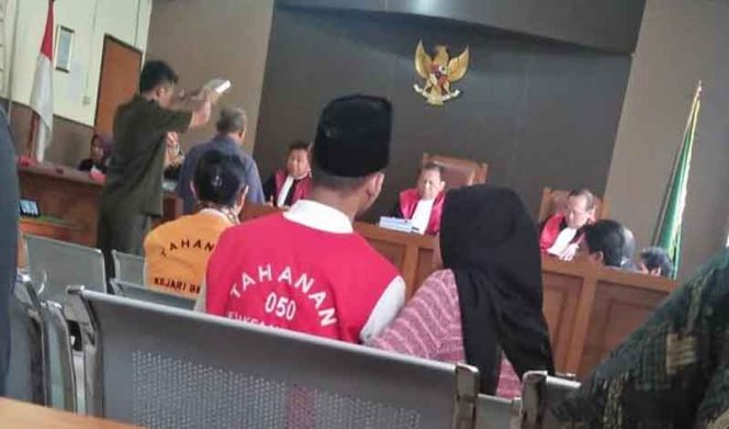 
					Sidang lanjutan yang ke-20 Acam bin Mendung