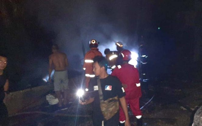 
					Usai diguyur hujan pabrik tempat memproduksi tahu terbakar.