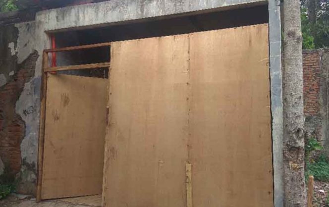 
					ASAL JADI : Direksi Keet terkesan dibuat asal jadi pada proyek pembangunan jembatan senilai Rp1.4 Miliar lebih. Direksi keet di antaranya terdapat gambar skedul proyek termasuk bestek. 