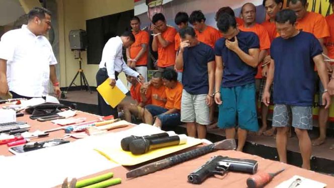 
					Satuan Reserse Kriminal Polres Metro Depok yang berhasil mengungkap 17 kasus kriminal jalanan sepanjang bulan Oktober 2019.