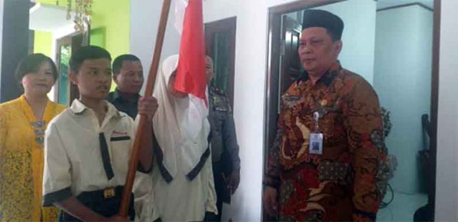 
					Kepala Kantor Kesbangpol Kota Depok Hakim Siregar saat sambutan sarasehan Kebangsaan di kediaman Pahlawan lokal Depok Tole Iskandar, Ratujaya, Cipayung.