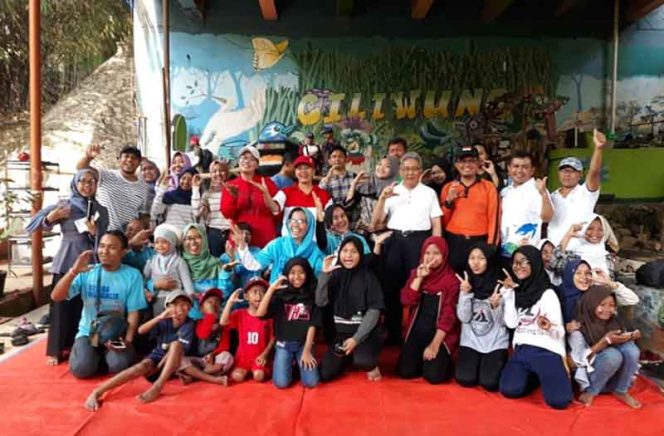 
					Warga Depok yang tergabung dalam Komunitas Cinta Sungai Ciliwung Kota Depok, foto bersama. 