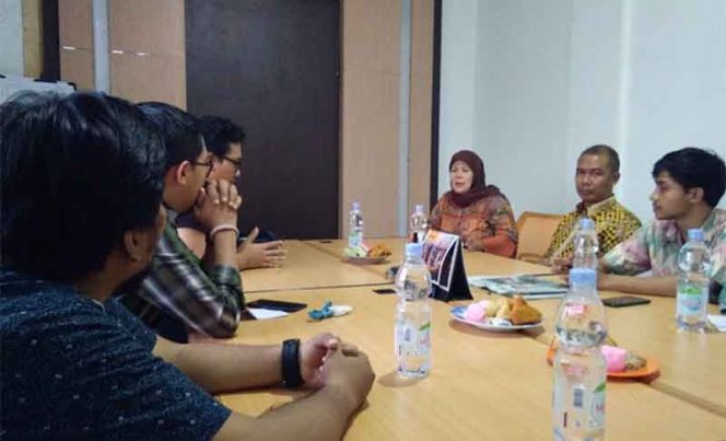 
					DIALOG - Ketua Bawaslu Kota Depok Luli Barlilini  berdialog dengan jajaran Redaksi Harian Sederhana.