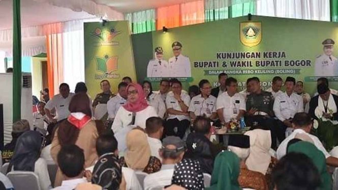 
					Ade Yasin saat acara Rapat Minggon di Halaman Kantor Kecamatan Jonggol.