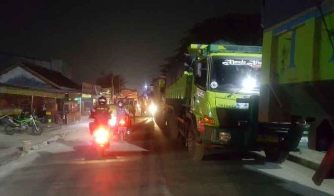 
					Warga Setop Dump Truck