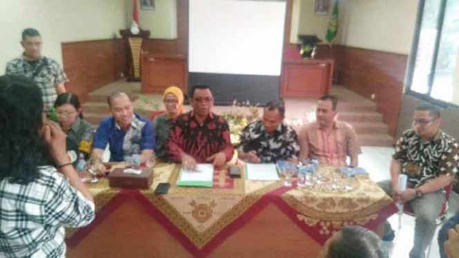 
					Klarifikasi : Kajari Depok Yudi Triadi didampingi para Kasi sampaikan klarifikasi di Aula Kantor Kejaksaan Negeri Depok, Jum'at (15/11