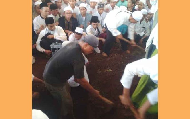 
					Tampak ribuan pelayat memadati pemakaman Alm KH. Abdurrahman Nawi di Ponpes Al Awwabin, Kelurahan Bedahan, Kecamatan Sawangan. 