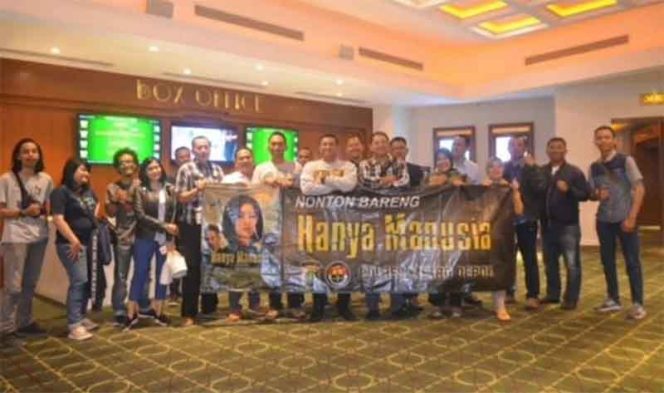 
					Kalangan jurnalis foto bareng sebelum nonton film Hanya Manusia di Pesona Square Mall, Jalan Ir H. Juanda.