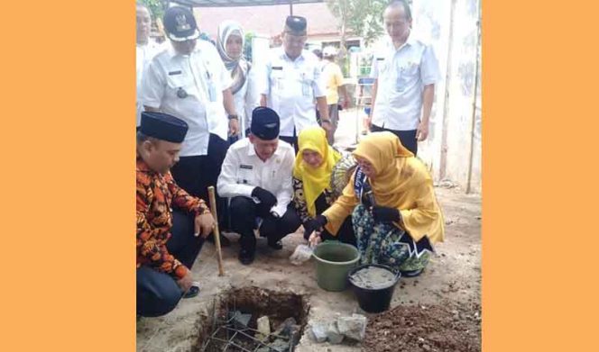 
					Ketua PKK Kota Depok, Elly Farida sedang meletakkan batu pertama menandai pembangunan Posyandu Anggrek di RW 03, Kelurahan Sawangan, Kecamatan Sawangan.