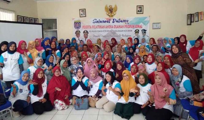 
					Para pelaku usaha di Pondok Petir, pose bersama dalam pelatihan produk local yang mampu berdaya saing. Tampak Lurah Pondok Petir, Rizal Farhan.