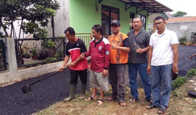 
					Secam Cilodong, Sumarna (dua kiri) melihat pembangunan jaling di RT 03/ RW 03, Kelurahan Jatimulya, Kecamatan Cilodong.