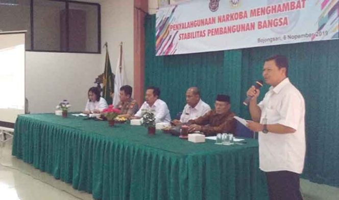 
					Yaya Sudira, Kasie Kemasyarakatan Kecamatan Bojongsari membuka sosialisasi penyalahgunaan narkoba menghambat stabilitas pembangunan bangsa.