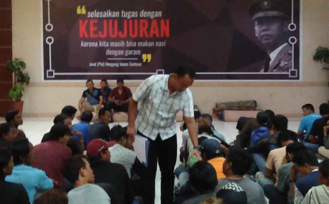 
					92 Pemuda terjaring operasi penertiban premanisme juga mengungkap tindak pidana pemeran disertai kekerasan.