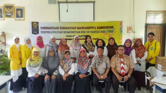 
					Aparatur Pemerintahan Kelurahan Mekarja, Kecamatan Sukmajaya foto bersama dengan mahasiswa pasca sarjana UI.