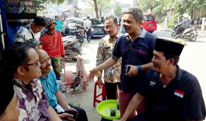 
					Lurah Bhaktijaya, Pairin bersama pegurus lingkungan tengah menyambangi korban yang rumahnya terimpa tower.