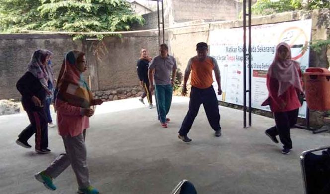 
					Aparatur pemerintah kelurahan dan kecamatan berlatih senam Tobelo.