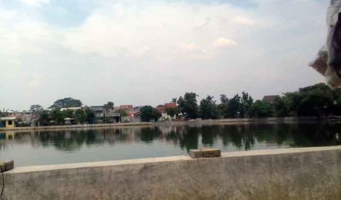 
					Lokasi IPAL di Situ Pladen, Kelurahan Beji yang diprotes warga karena menimbulkan aroma tak sedap.