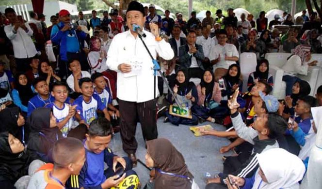 
					Wakil Gubernur Jawa Barat, Uu Ruzhanul Ulum saat memberikan  motivational speech di hadapan ribuan siswa SMA, SMK, MA, dan Sekolah Luar Biasa (SLB).