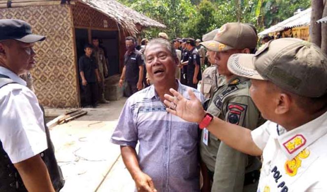 
					Kabid Ketentraman Masyarakat dan Ketertiban Umum Satpol PP Depok, Muhammad  Fahmi Ardian (kanan) dialog kepada pemilik bangunan liar di tepi Situ Sawangan, Rabu (20/11).