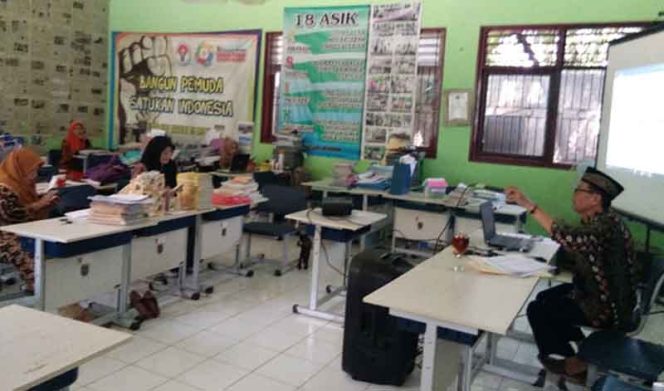 
					Iskandar Salech, Kasek SMPN 18 Depok, memimpin rapat evaluasi akhir semester di sekolah tersebut di Kelurahan Serua, Kecamatan Bojongsari.