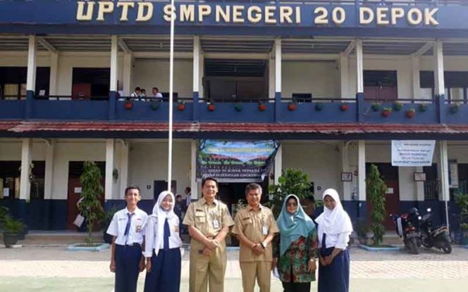 
					Hardiono, Sekda  Kota Depok (tiga kanan) saat berkunjung ke SMPN 20 Depok untuk melihat terkait mewabahnya hepatitis A.