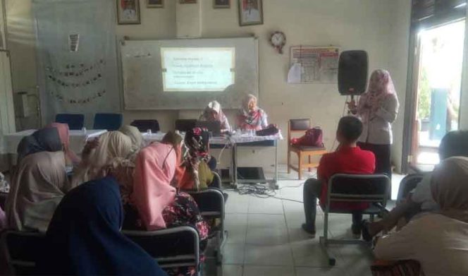 
					SMP Negeri 20 Kota Depok serentak tidak masuk sekolah paska terjangkit Hepatitis A yang menyerang hampir 100 siswa di sekolah.
